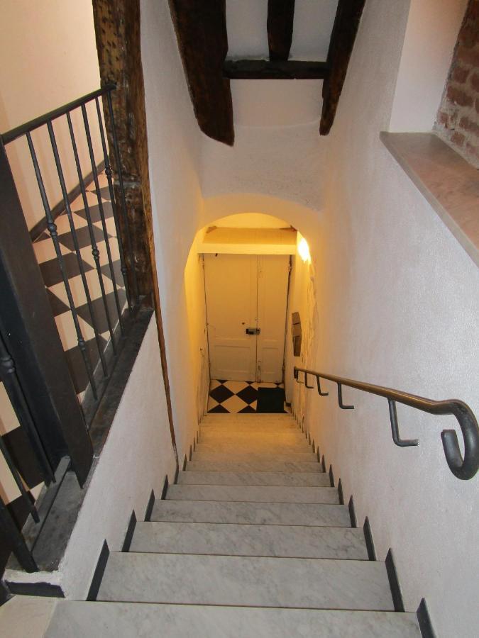 Marina Apartment, Unique, Authentic, Beachfront, 2 Aircondo Bdr , 2Bht, Easy To Train Or From Private Parking فيرناتْسا المظهر الخارجي الصورة