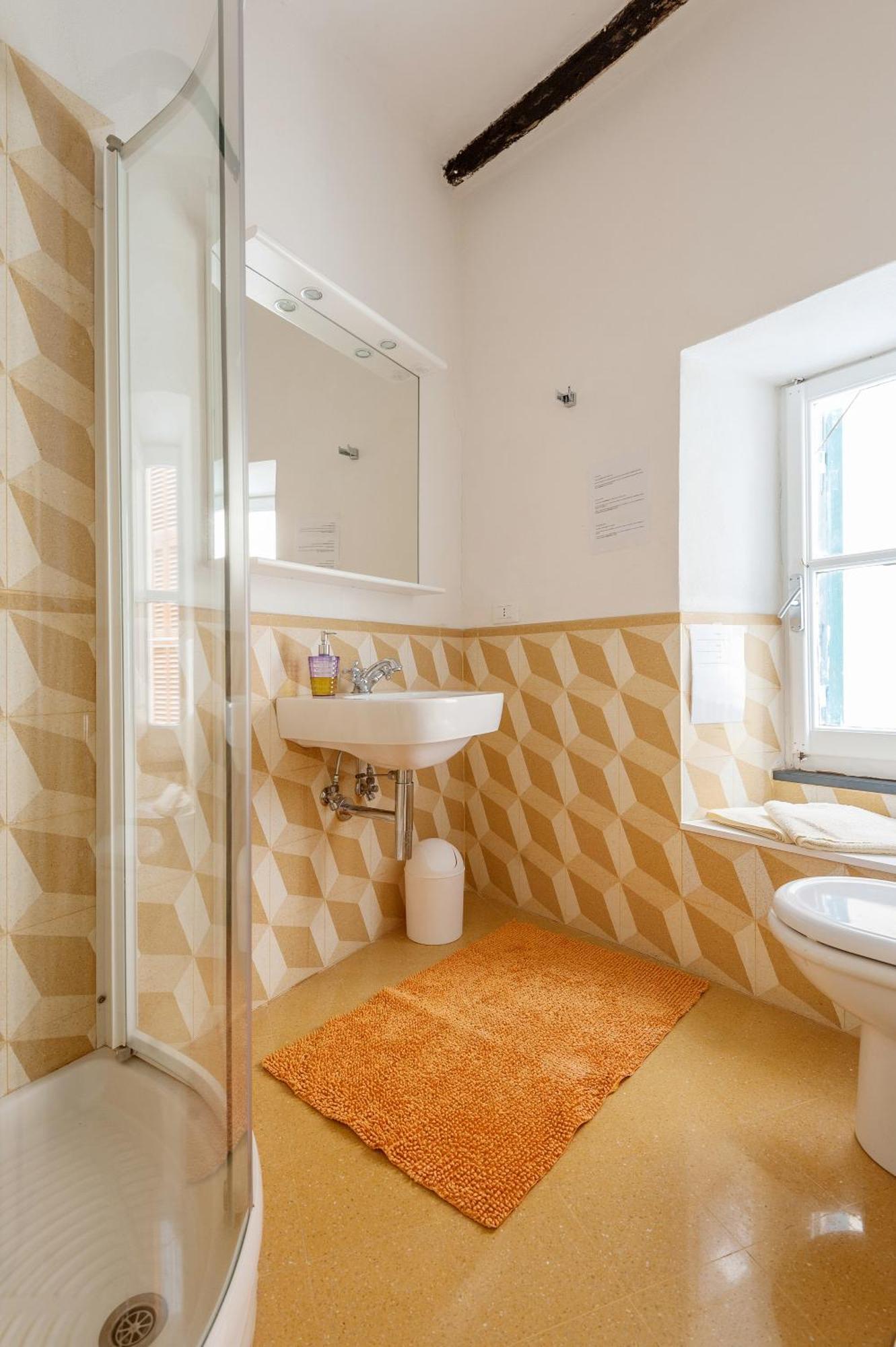 Marina Apartment, Unique, Authentic, Beachfront, 2 Aircondo Bdr , 2Bht, Easy To Train Or From Private Parking فيرناتْسا المظهر الخارجي الصورة