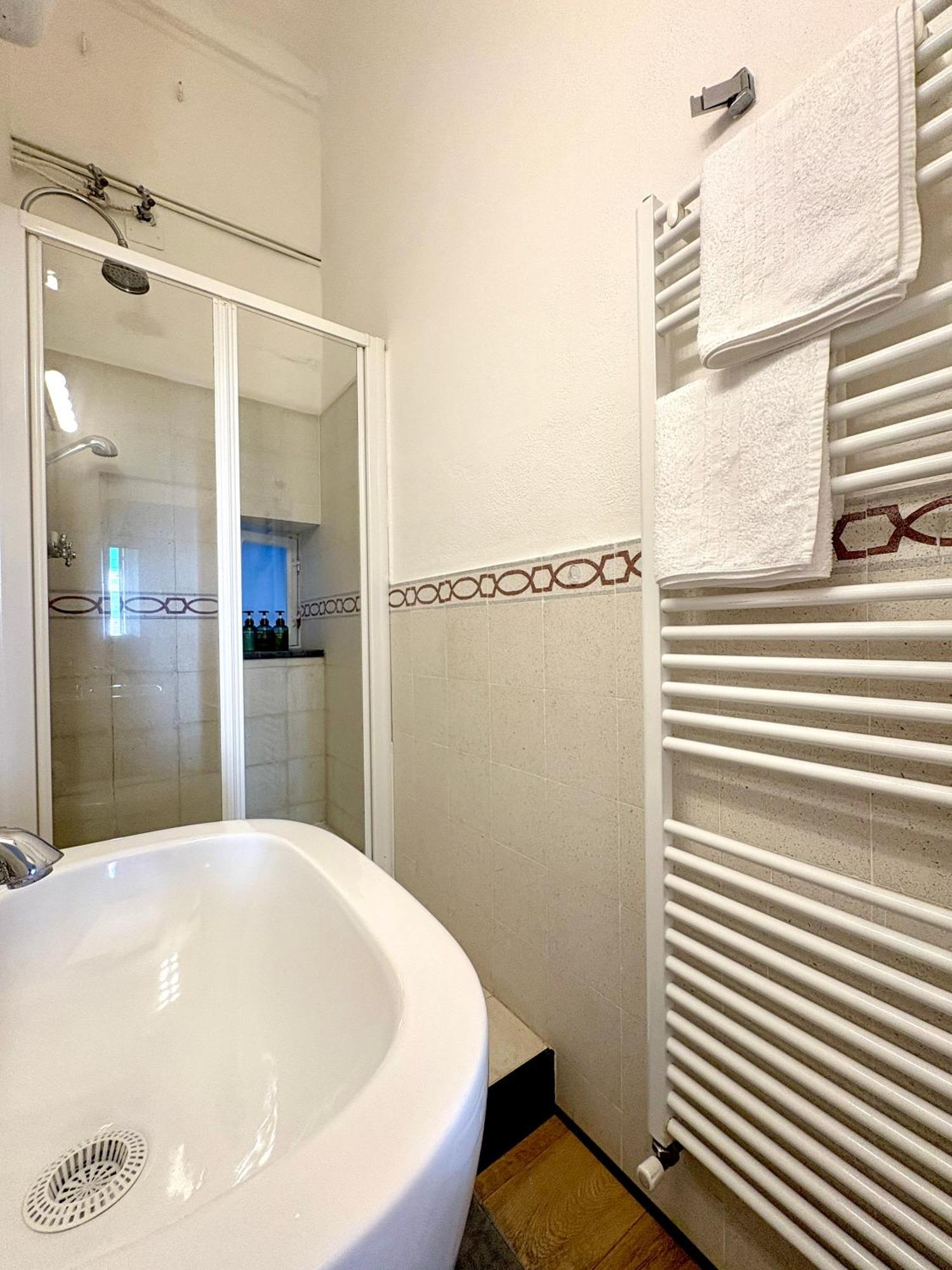 Marina Apartment, Unique, Authentic, Beachfront, 2 Aircondo Bdr , 2Bht, Easy To Train Or From Private Parking فيرناتْسا المظهر الخارجي الصورة