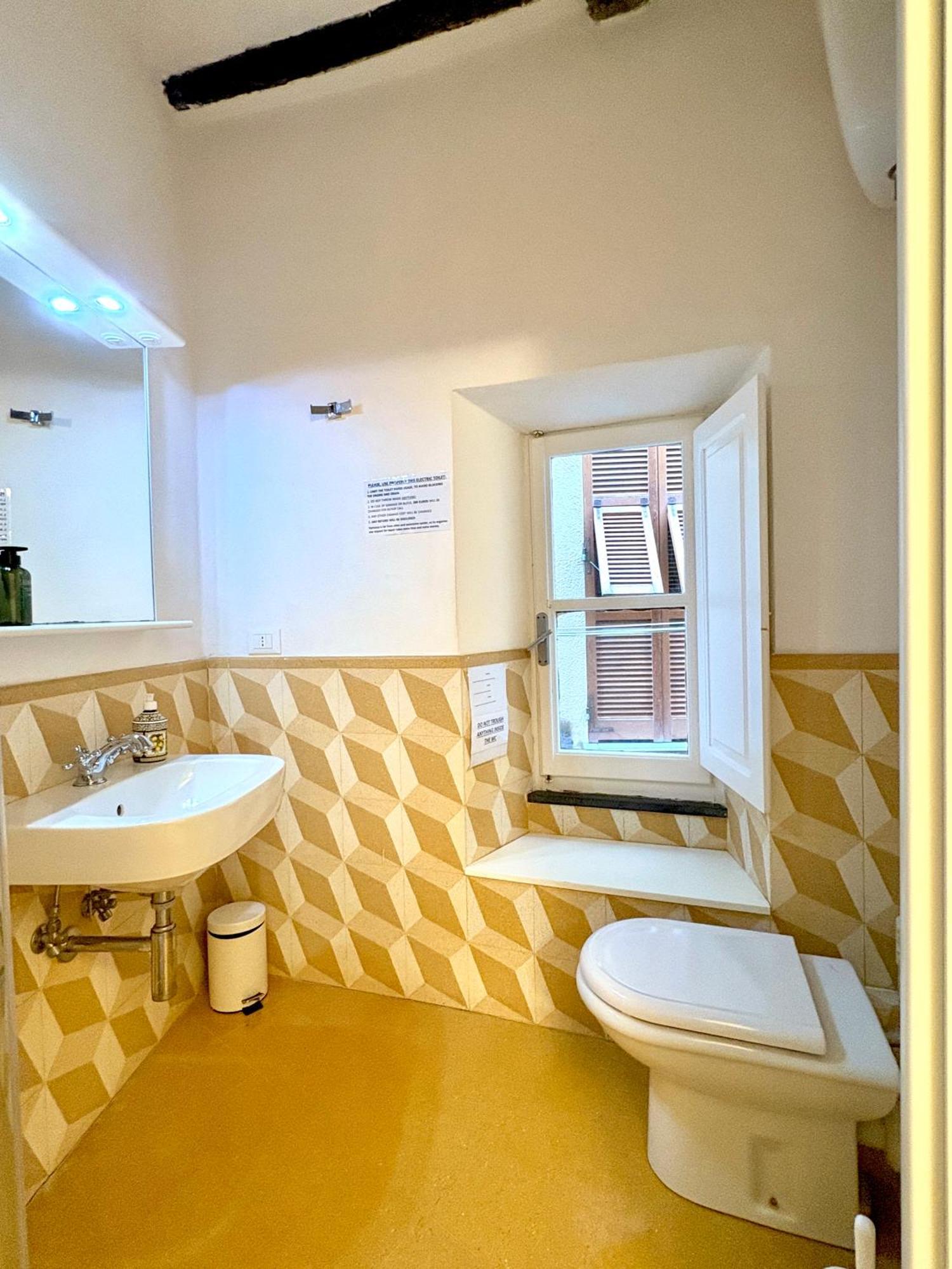 Marina Apartment, Unique, Authentic, Beachfront, 2 Aircondo Bdr , 2Bht, Easy To Train Or From Private Parking فيرناتْسا المظهر الخارجي الصورة